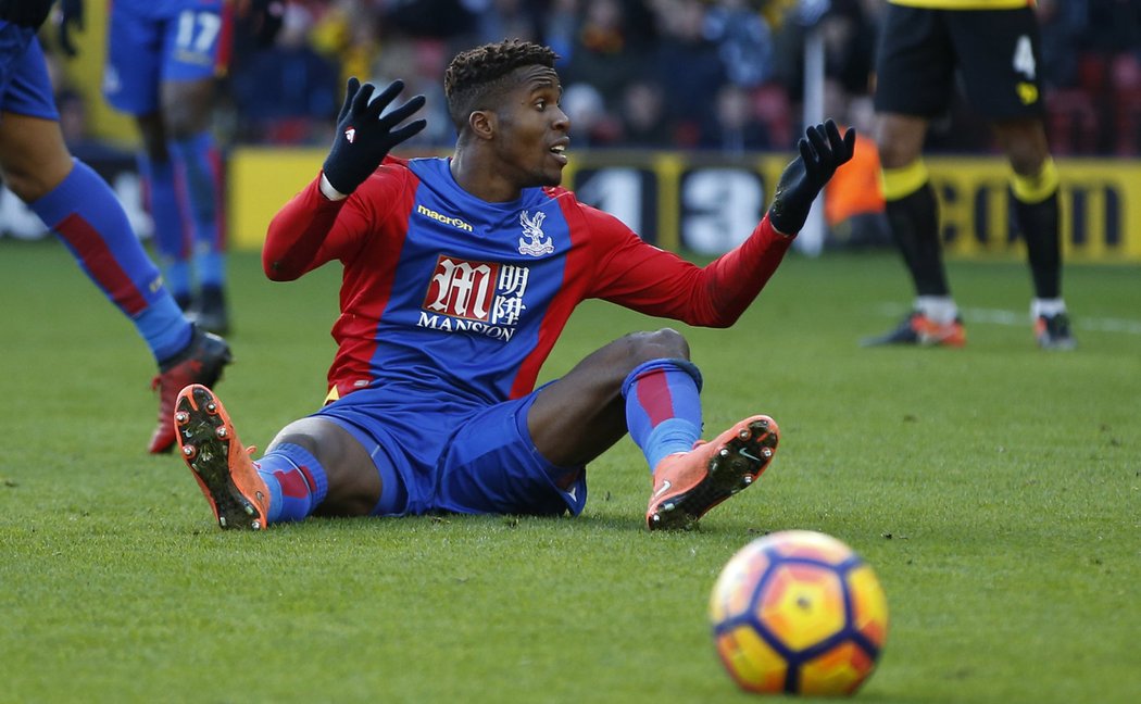 Střelec Crystal Palace Wilfried Zaha se hodně divil, když sudí nepískl penaltu a jeho pád ve Watfordu ocenil žlutou kartou za filmování.