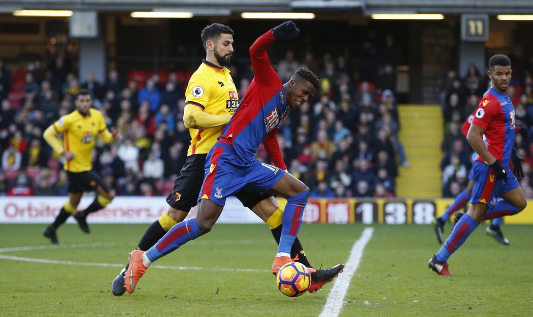 Střelec Crystal Palace Zaha v souboji s obráncem Watfordu. Po této situaci se dožadoval Zaha odpískání penalty, ale místo toho viděl žlutou kartu za filmování.