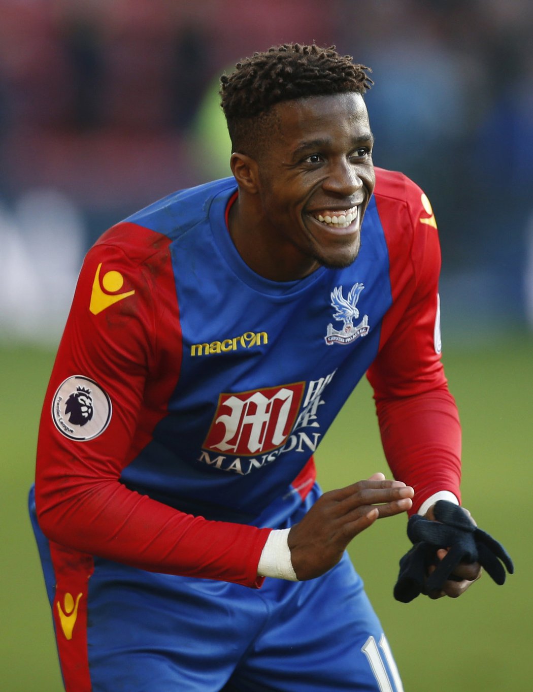 Střelec Crystal Palace Zaha se sice směje, po incidentu s maskotem Watfordu ale docela zuřil.