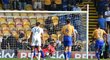 Marek Štěch chytá v šesté minutě nastavení penaltu a zachránil na hřišti Mansfieldu remízu