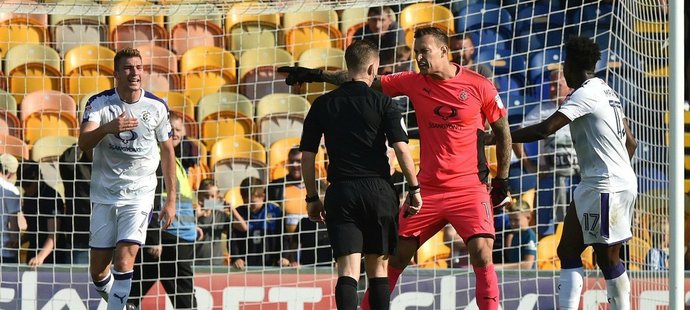 Marek Štěch nařízenou penaltu chytil, ale poté za ní rozhodčímu vyčinil