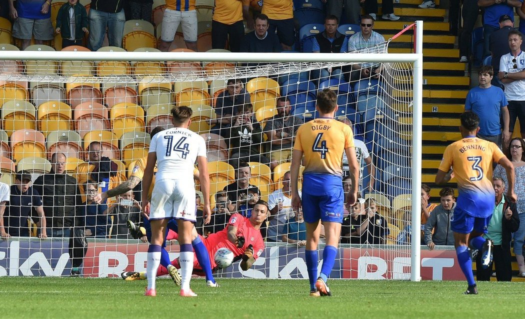 Marek Štěch chytá v šesté minutě nastavení penaltu a zachránil na hřišti Mansfieldu remízu