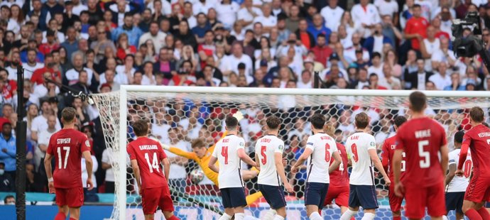 1:0! Dánský křídelník Mikkel Damsgaard střílí úvodní trefu v semifinálovém duelu s Anglií ve Wembley na EURO 2021