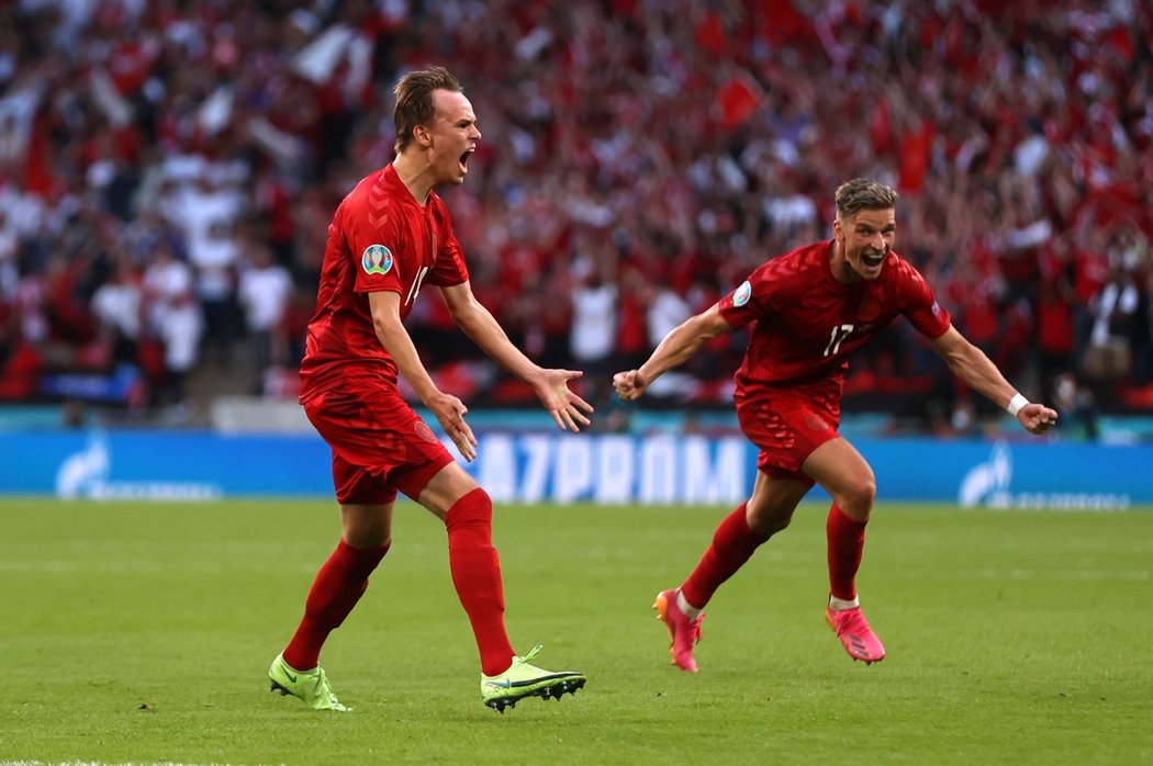 1:0! Dánský křídelník Mikkel Damsgaard slaví úvodní trefu v semifinálovém duelu s Anglií ve Wembley na EURO 2021