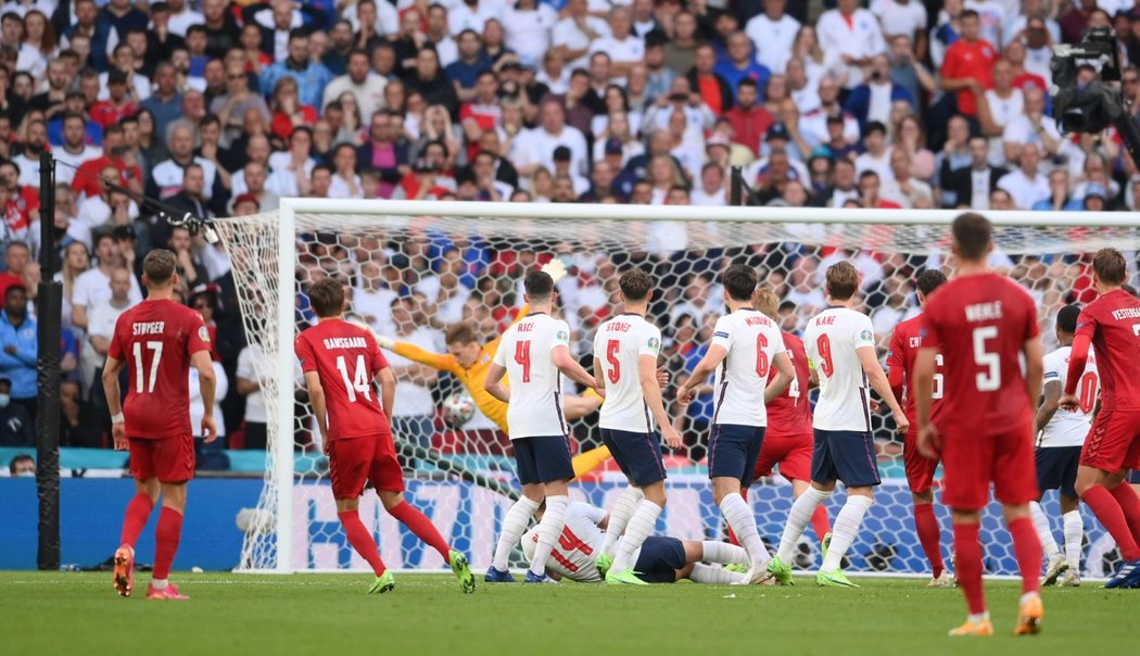 1:0! Dánský křídelník Mikkel Damsgaard střílí úvodní trefu v semifinálovém duelu s Anglií ve Wembley na EURO 2021
