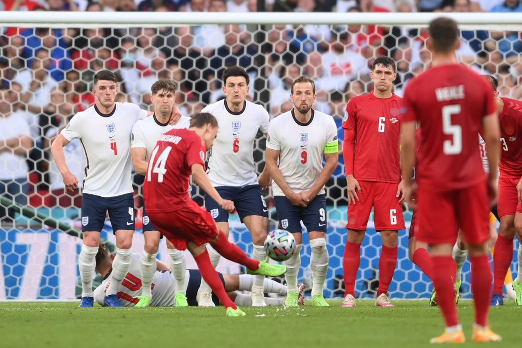 1:0! Dánský křídelník Mikkel Damsgaard kroutí svůj přímý kop a střílí úvodní trefu v semifinálovém duelu s Anglií ve Wembley na EURO 2021