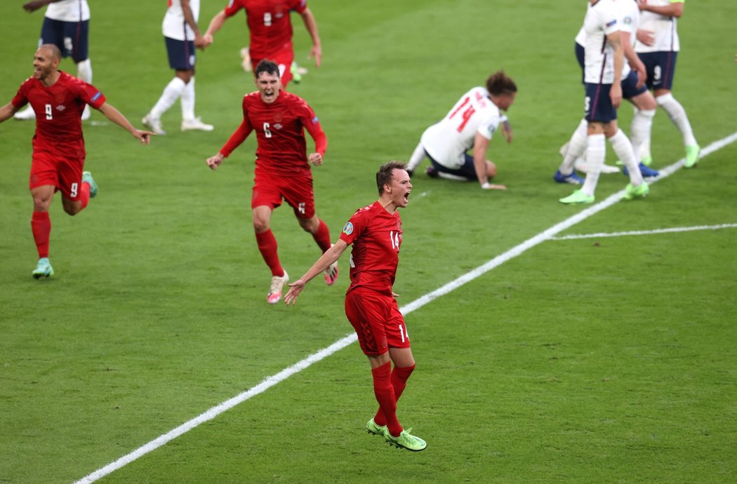 1:0! Dánský křídelník Mikkel Damsgaard slaví úvodní trefu v semifinálovém duelu s Anglií ve Wembley na EURO 2021