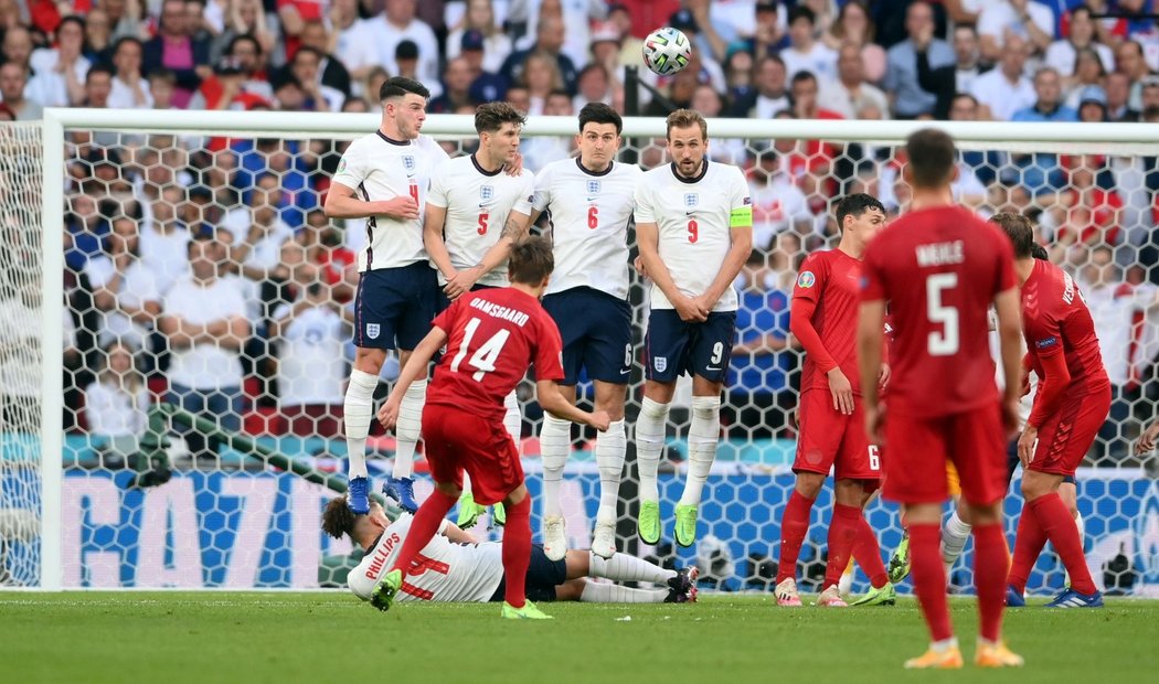 1:0! Dánský křídelník Mikkel Damsgaard kroutí svůj přímý kop a střílí úvodní trefu v semifinálovém duelu s Anglií ve Wembley na EURO 2021