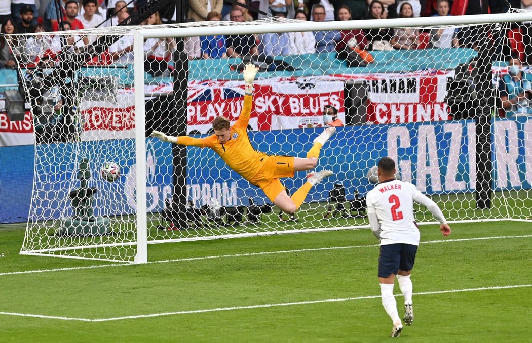 Anglický gólman Jordan Pickford se jen marně natahuje po standardce z kopačky dánského křídelníka Mikkela Damsgaarda v semifinále EURO 2021