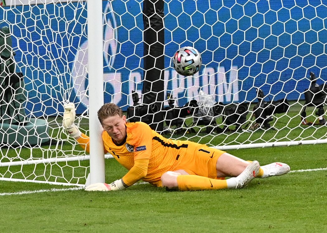 Anglický gólman Jordan Pickford se jen marně natahuje po standardce z kopačky dánského křídelníka Mikkela Damsgaarda v semifinále EURO 2021