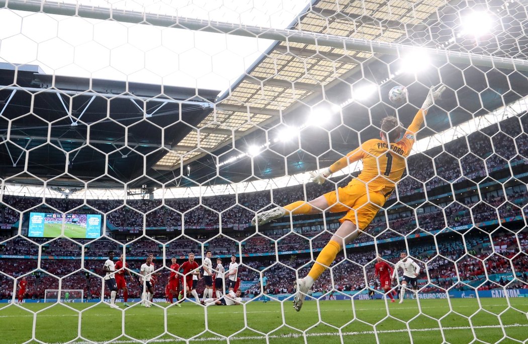 Anglický gólman Jordan Pickford se jen marně natahuje po standardce z kopačky dánského křídelníka Mikkela Damsgaarda v semifinále EURO 2021