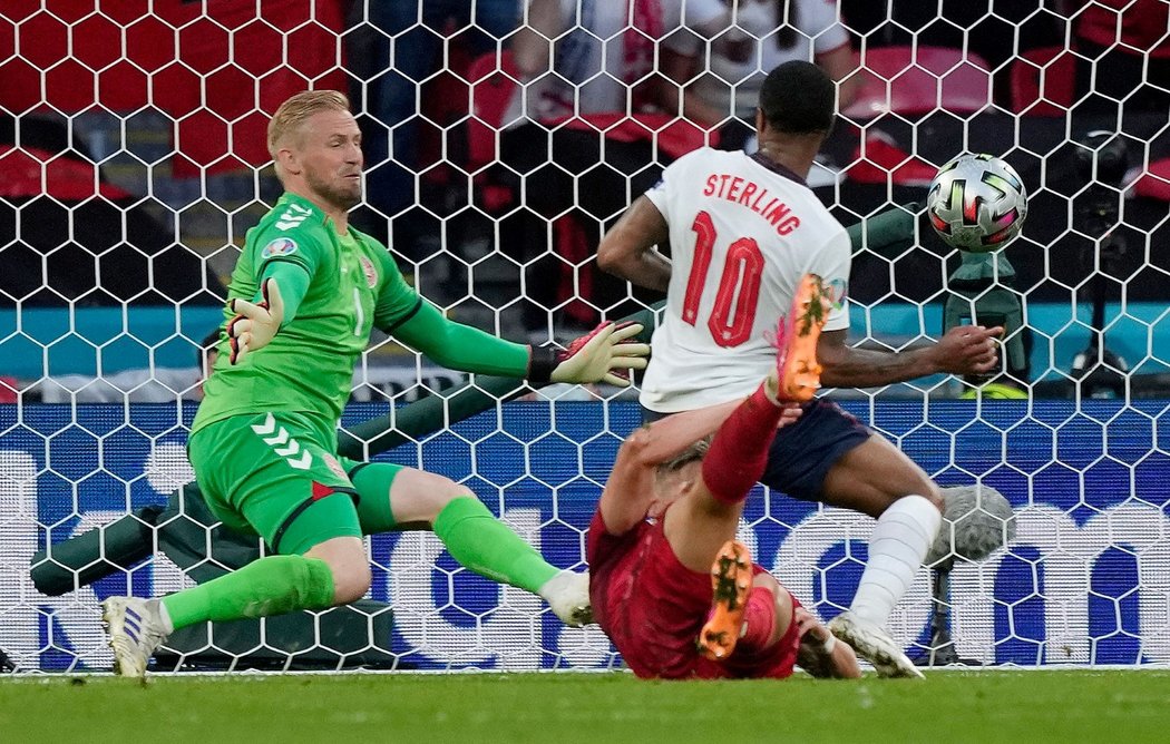 Vyrovnáno! Anglický křídelník Raheem Sterling se trefuje na 1:1 v semifinále EURO 2021 s Dánskem