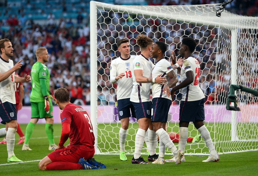 Vyrovnáno! Angličané slaví trefu Raheema Sterlinga na 1:1 v semifinále EURO 2021 s Dánskem
