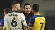 Frank Lampard a Richard Keogh po pohárovém mači zdraví Shanea Longa ze Southamptonu