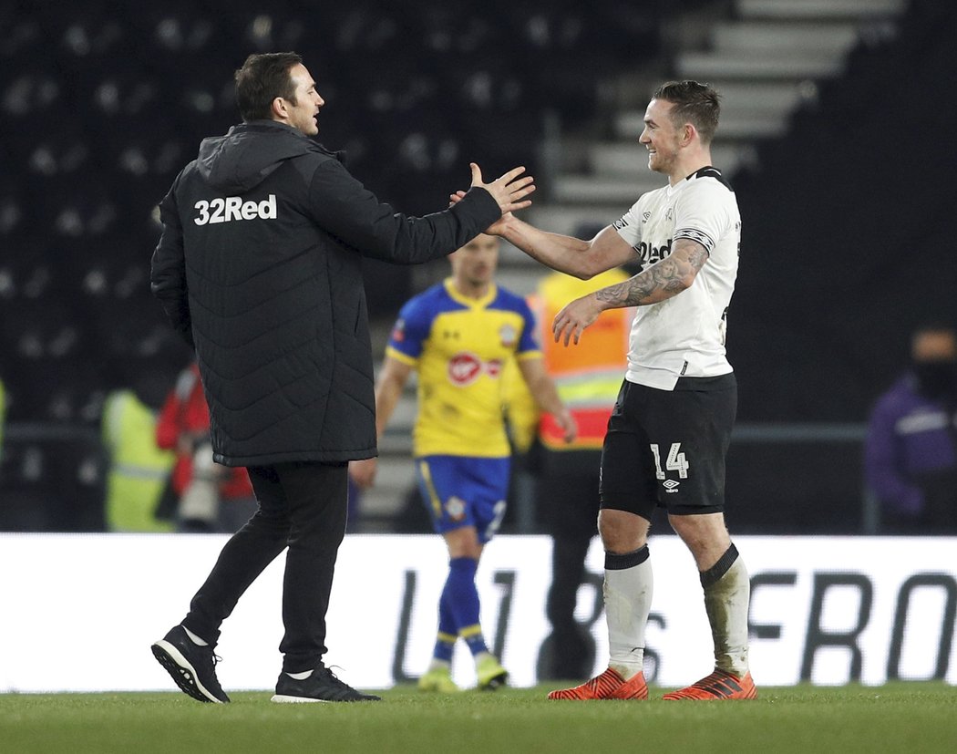 Kouč Derby Frank Lampard se po zápase zdraví s kapitánem svého týmu Jackem Mariottem