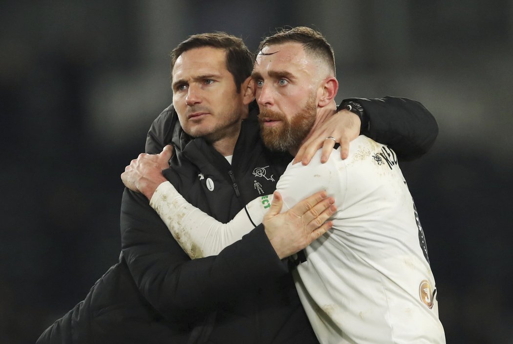 Frank Lampard a zkušený zadák Richard Keogh v objetí