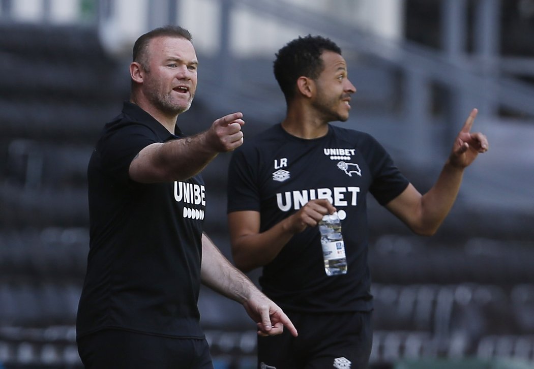 Trenér Wayne Rooney nemá v plánu opustit fotbalisty Derby County, i když se druholigový anglický tým ocitl ve velkých problémech.