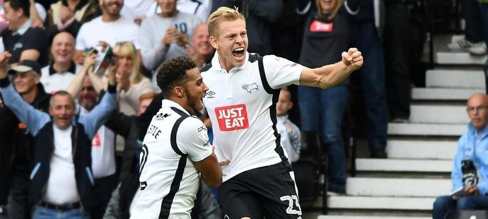 Matěj Vydra se raduje ze svého prvního gólu v dresu Derby