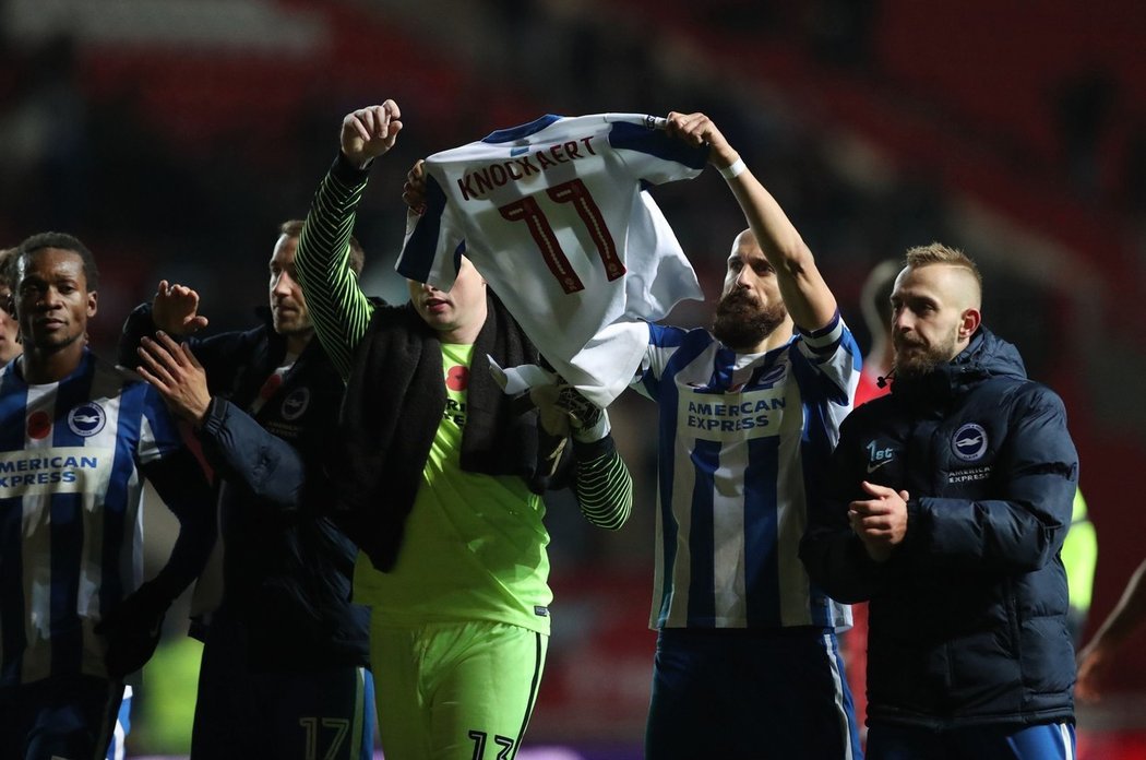 Fotbalisté týmu Brighton a Hove Albion slaví výhru nad Bristolem. Brankář David Stockdale a kapitán Bruno Saltor drží nad hlavou dres Anthonyho Knockaerta, kterému v týdnu zemřel táta. Vpravo český hráč Jiří Skalák.