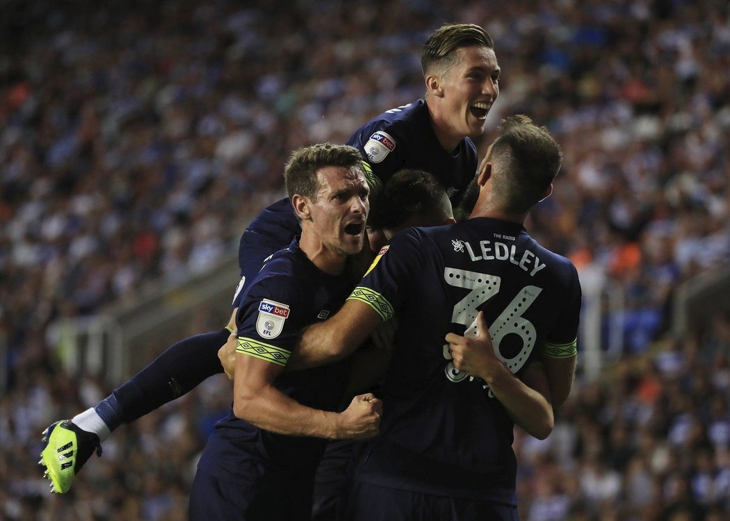 Fotbalisté Derby County se radují z gólu na 1:1 proti Readingu, který vstřelil záložník Mason Mount