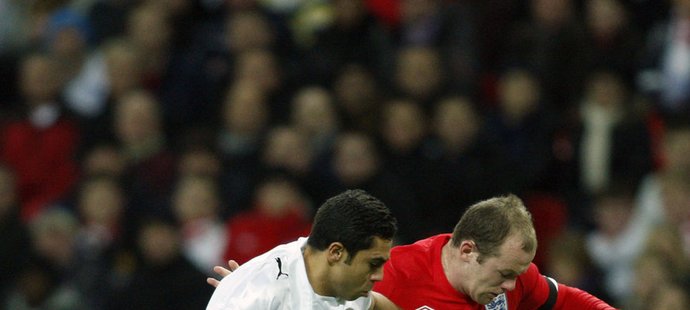 Wayne Rooney (vpravo) v souboji s Egypťanem Ahmedem Fathym