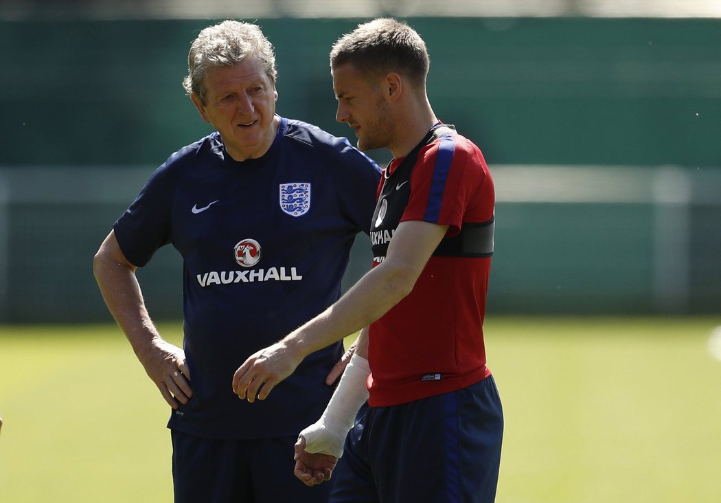 Trenér Roy Hodgson v diskusi s útočníkem Jamiem Vardym