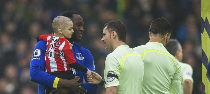 Lukaku vzal fanouška za hvězdami City, sudími a potřásl si s nimi rukou