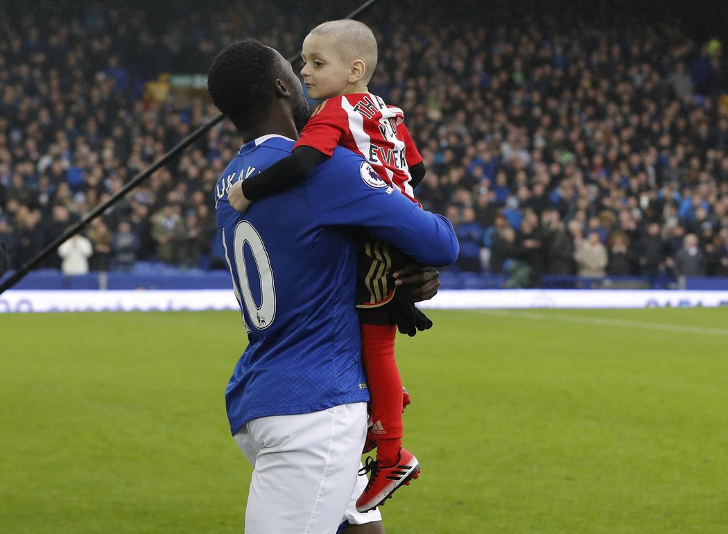 Hvězda Evertonu Romelu Lukaku přivedl na hřiště vážně nemocného fanouška