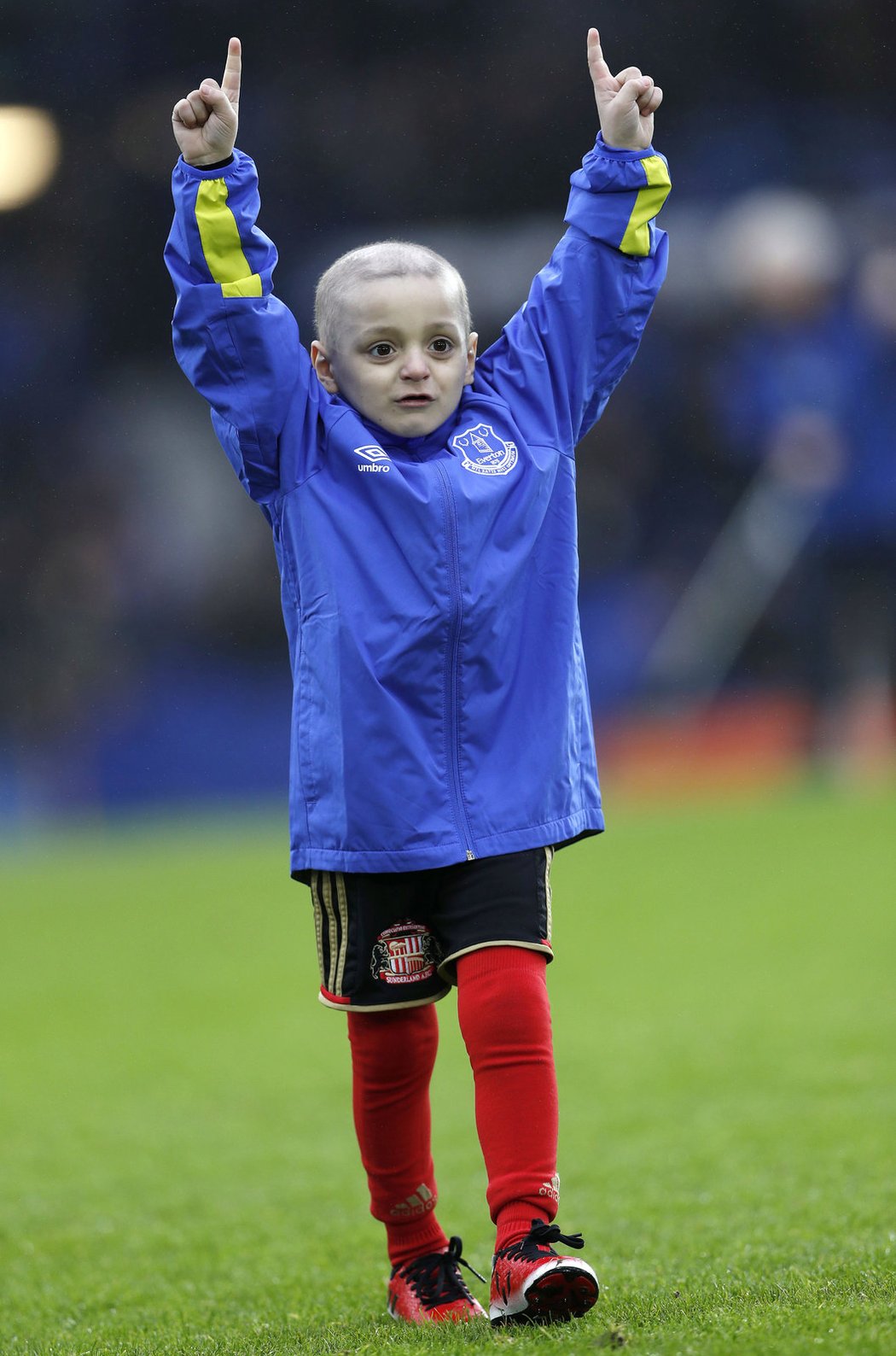 Bradley Lowery měl na sobě soupravu Sunderlandu, ale v neděli si oblékl i bundu Evertonu a zamával fanouškům