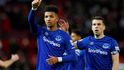 Mason Holgate z Evertonu děkuje fanouškům po remíze s Manchesterem United