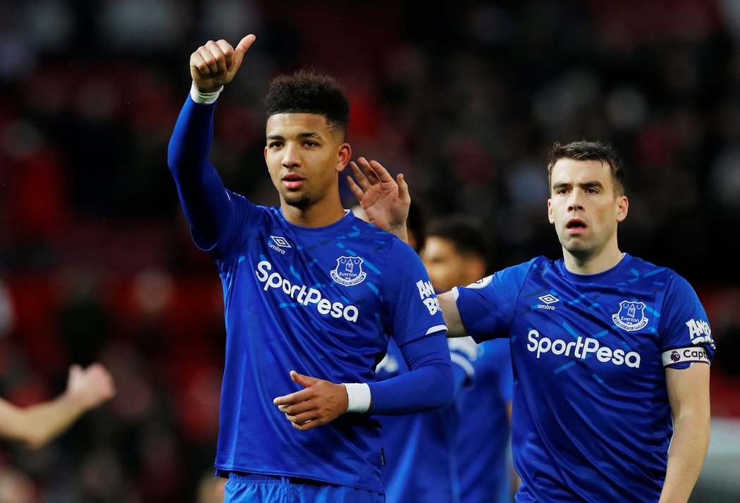 Mason Holgate z Evertonu děkuje fanouškům po remíze s Manchesterem United