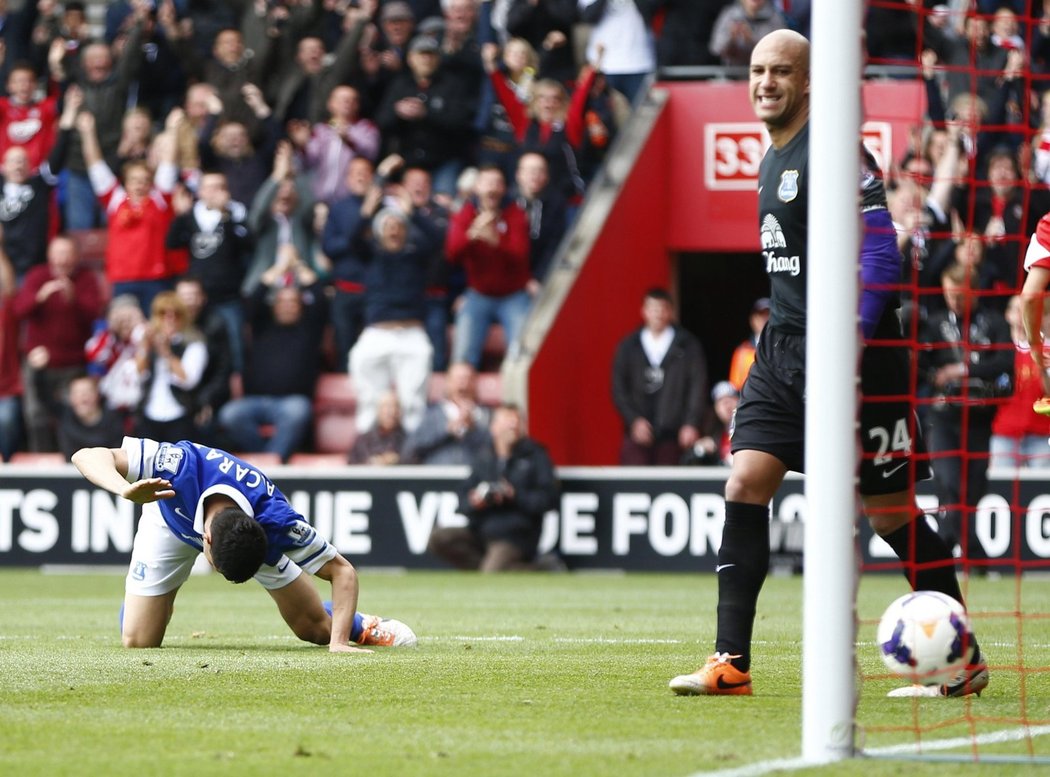 Antolin Alcaraz a jeho bezmocné gesto poté, co si v duelu Premier League proti Southamptonu vstřelil vlastní gól. Everton prohrál 0:2 a Liga mistrů se mu vzdálila