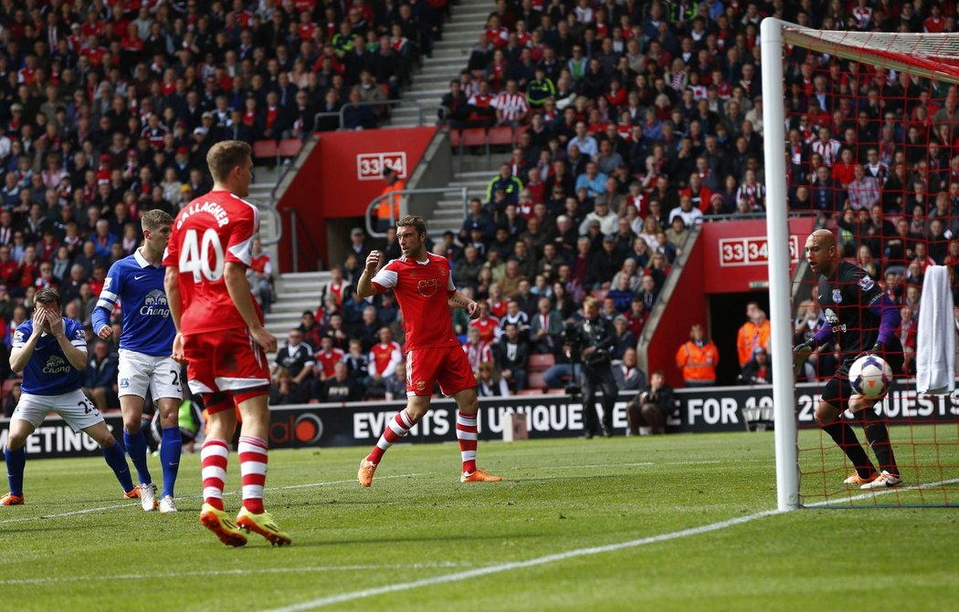 Antolin Alcaraz si dává v duelu Premier League proti Southamptonu  vlastní gól. Everton si dal nakonec dva vlastní góly a prohrál 0:2. Liga mistrů se mu vzdálila