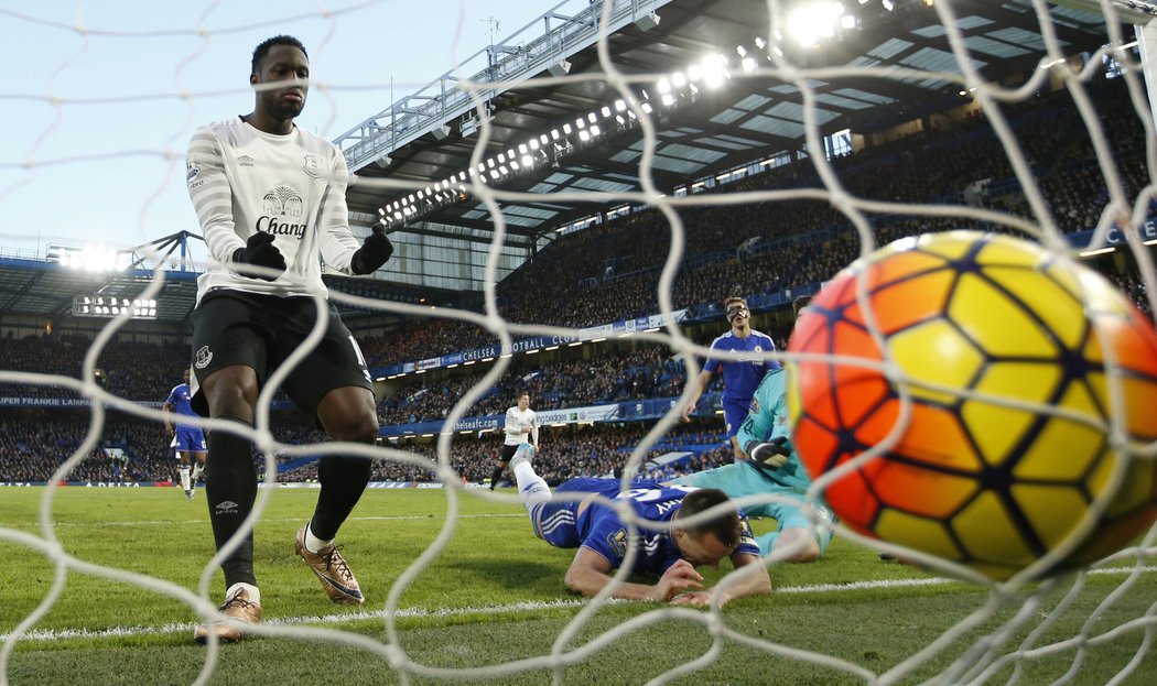 Romelu Lukaku se raduje z branky do sítě Chelsea.