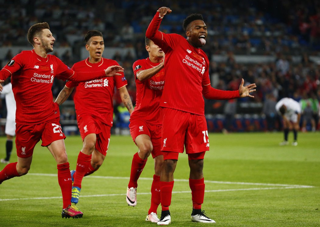 Fotbalisté Liverpoolu slaví gól do sítě Sevilly ve finále Evropské ligy