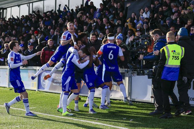 Zázrak v FA Cupu! Tým ze šesté ligy vyřadil obhájce, Wolves s Krejčím si zastříleli Zázrak v FA Cupu! Tým ze šesté ligy vyřadil obhájce, Wolves s Krejčím si zastříleli