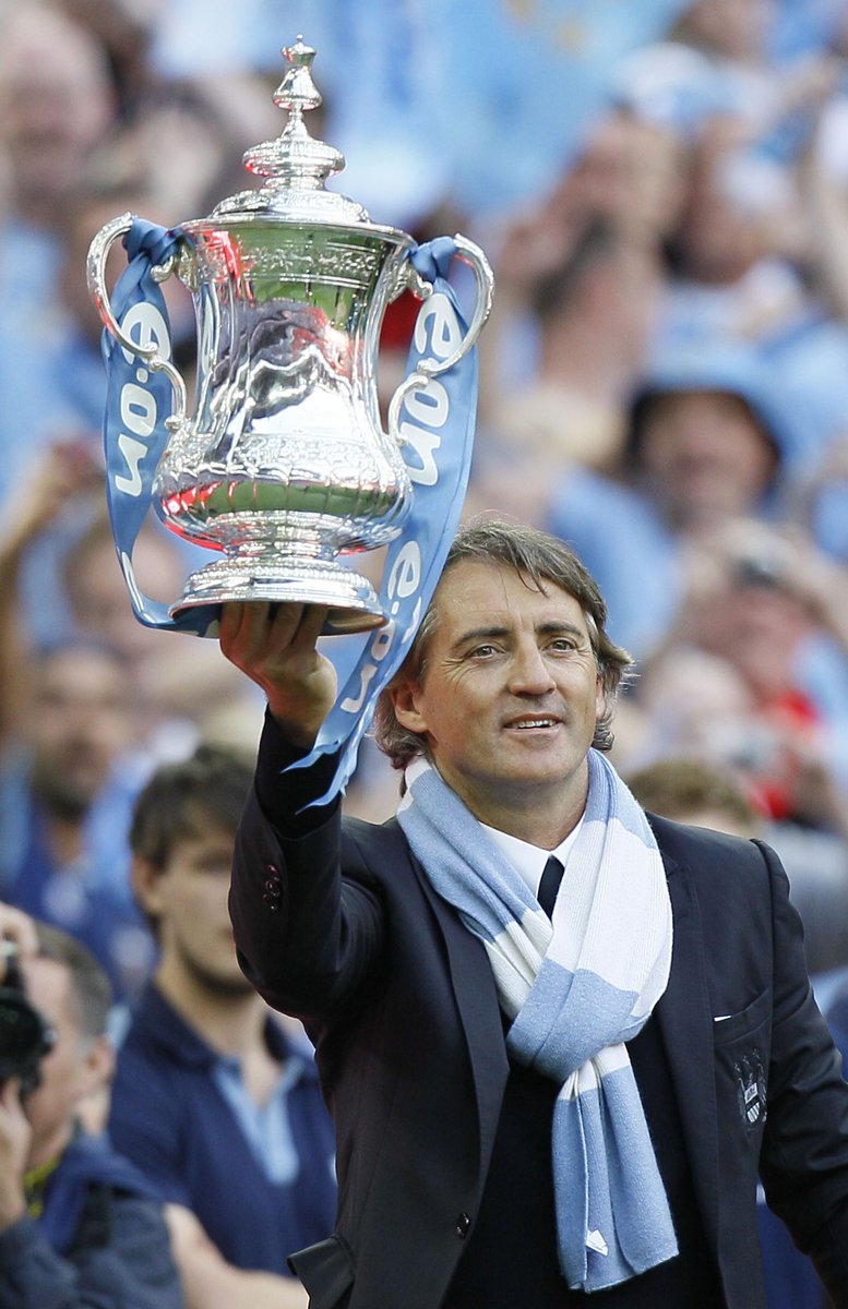 Kouč Manchesteru City Roberto Mancini se slavným FA Cupem