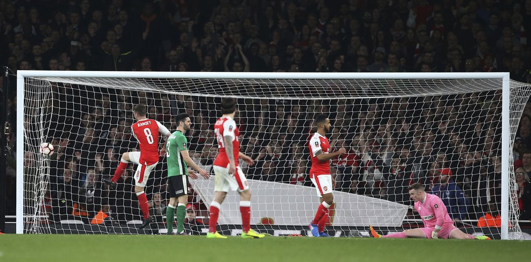 Arsenal skóruje popáté a rozhoduje o postupu do semifinále FA Cupu