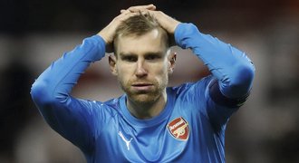 Obhájce je z poháru venku, Arsenal padl v Nottinghamu. Tottenham jde dál