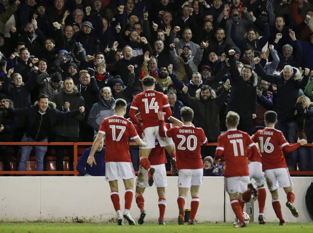 Nottingham Forest slaví jednu z branek, která jej posunula přes Arsenal do čtvrtého kola FA Cupu