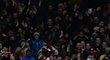 Tomáš Rosický pod lavinou spoluhráčů. Český záložník dal v utkání FA Cupu gól a Arsenal vyhrál díky němu nad Tottenhamem 2:0