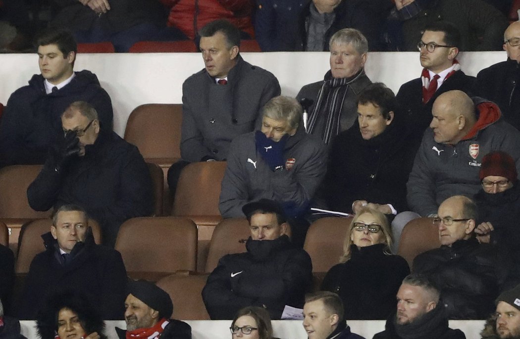 Zklamaný Arséne Wenger na tribuně po vyřazení od Nottinghamu