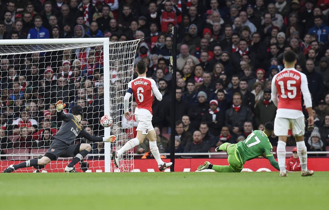 První gól utkání mezi Arsenal a Sunderlandem v FA Cupu inkasoval Petr Čech. Nakonec ale Arsenal vyhrál 3:1.