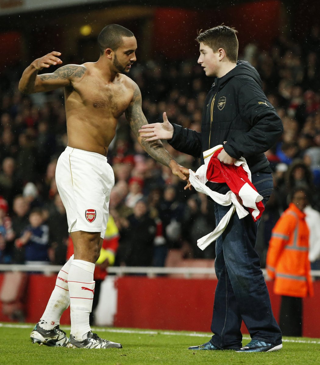 Theo Walcott věnoval po výhře nad Sunderlandem svůj dres jednomu z fanoušků Arsenalu.