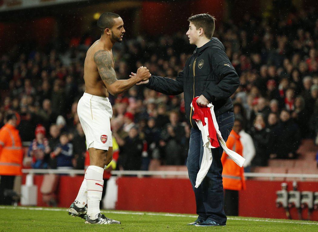 Theo Walcott věnoval po výhře nad Sunderlandem svůj dres jednomu z fanoušků Arsenalu.