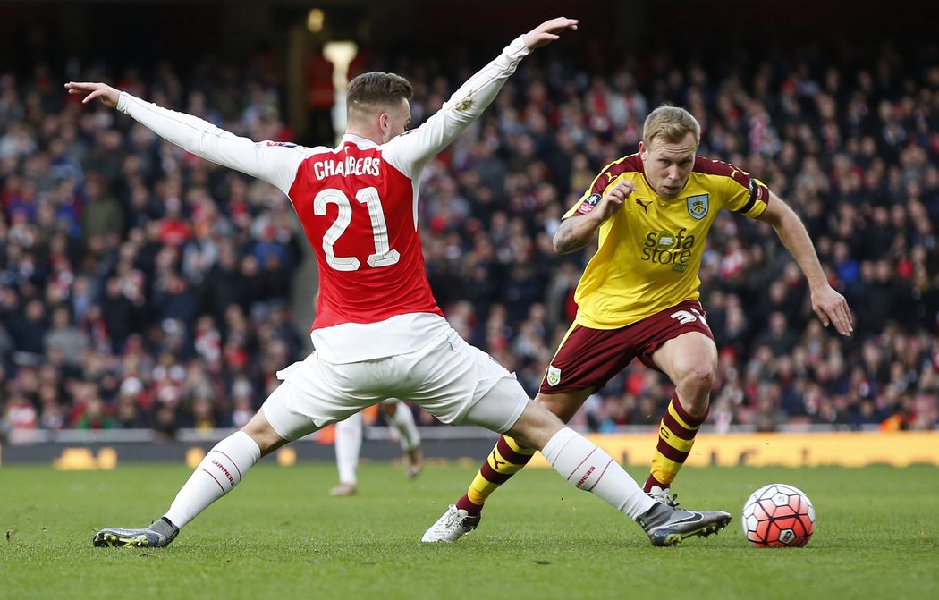 Fotbalisté Burnley vzdorovali na půdě Arsenalu, v poločase byl stav utkání FA Cupu 1:1.