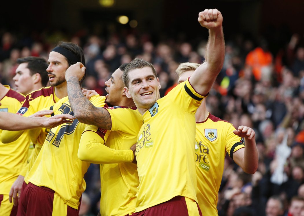 Arsenal sice vedl v FA Cupu nad Burnley, ještě před poločasem ale druholigový tým vyrovnal na 1:1.