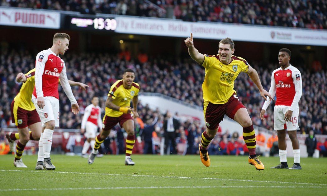 To byl šok. Arsenal sice vedl v FA Cupu nad Burnley, ještě před poločasem ale druholigový tým vyrovnal na 1:1.