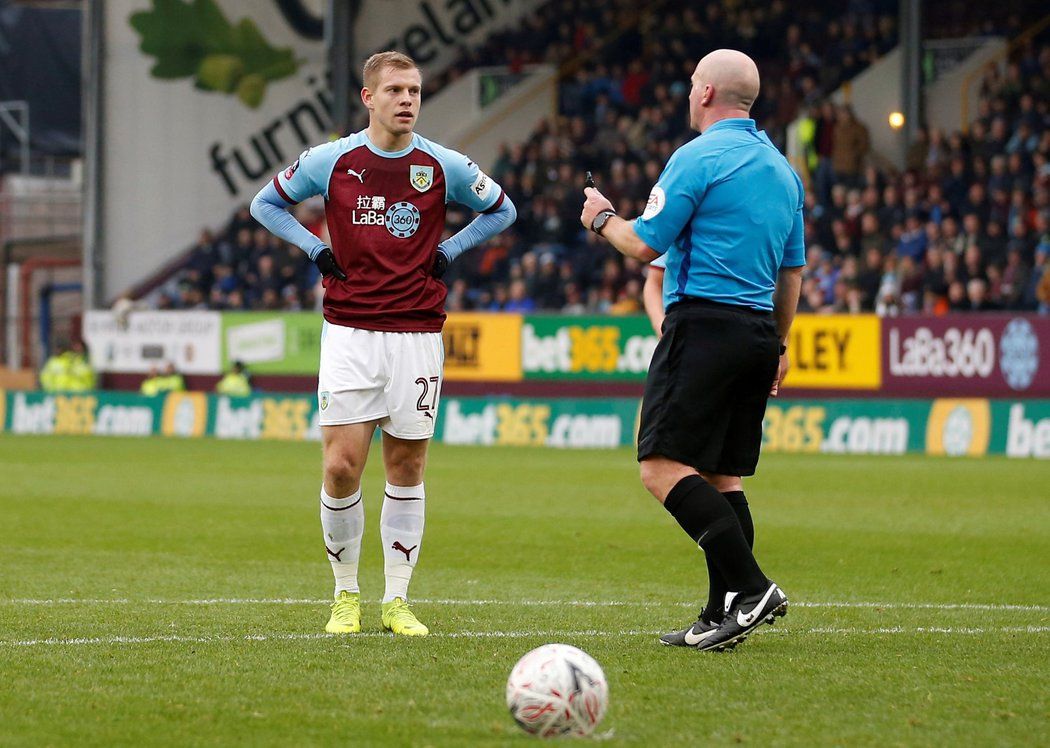 Matěj Vydra zařídil penaltu a výhru Burnley nad Barnsley