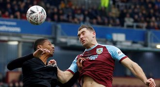 Vydra zařídil postup Burnley, Čech vychytal nulu. Uspěla i Chelsea a United